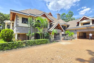 5 Bed House with En Suite in Runda