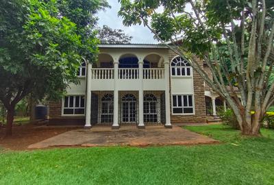 4 Bed House with En Suite in Hill View - 2