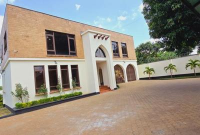 5 Bed House with En Suite in Runda