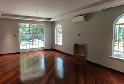 5 Bed House with En Suite in Runda