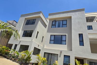 5 Bed Townhouse with En Suite at Lavington Green - 2
