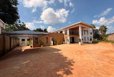 5 Bed Villa with En Suite in Runda - 2
