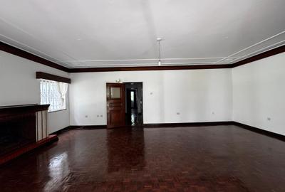 4 Bed House with En Suite in Rosslyn