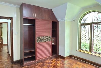 5 Bed Townhouse with En Suite at Othaya Road - 4