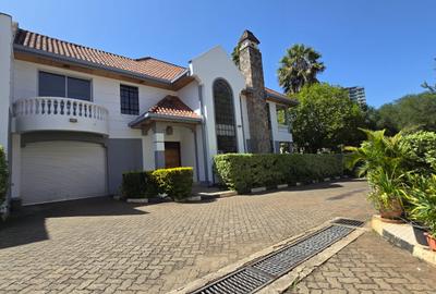 4 Bed House with En Suite in Lavington - 4