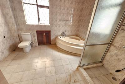 5 Bed Townhouse with En Suite in Westlands Area