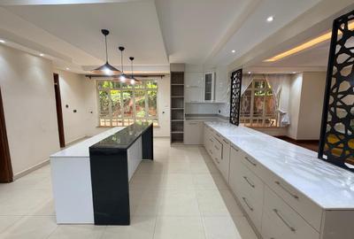 10 Bed House with En Suite in Nyari - 3