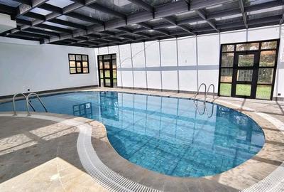 5 Bed Villa with En Suite in Ridgeways - 2