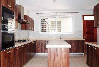 5 Bed Townhouse with En Suite in Lavington