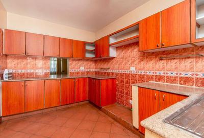 5 Bed House with En Suite at Red Cross - 4