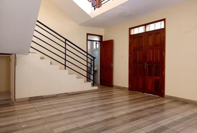 5 Bed Townhouse with En Suite in Kyuna