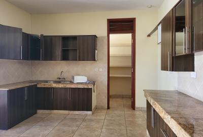 4 Bed House with En Suite in Runda - 2