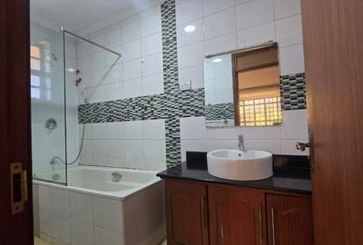 5 Bed House with En Suite in Runda