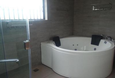 5 Bed Townhouse with En Suite in Lavington - 3