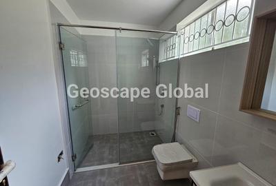 5 Bed House with En Suite in Runda - 4