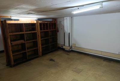 1,150 ft² Commercial Property with Service Charge Included at Baricho Road - 3