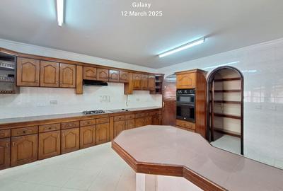 5 Bed Townhouse with En Suite at Riverside Drive - 4
