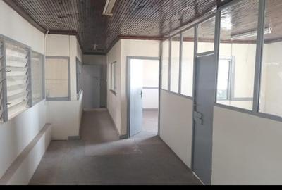 25,000 ft² Warehouse with Parking in Industrial Area - 2