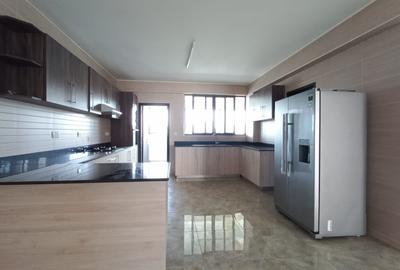 4 Bed Apartment with En Suite in General Mathenge