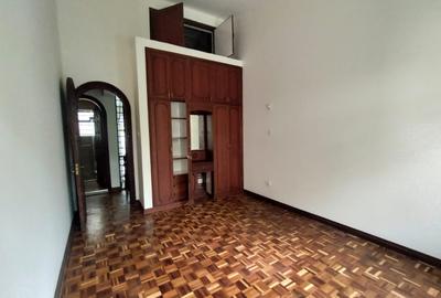5 Bed Townhouse with En Suite in Westlands Area