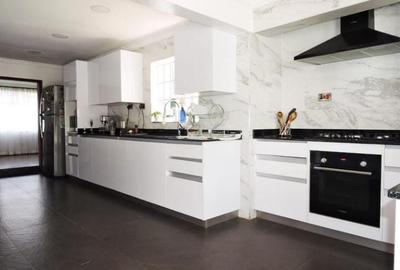 5 Bed Villa with En Suite in Nyari