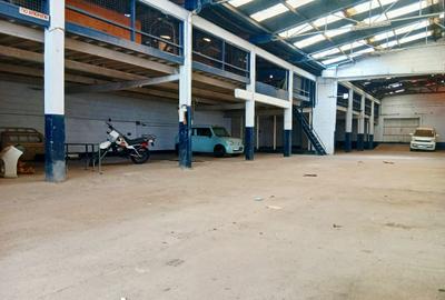 30,000 ft² Warehouse with Parking in Industrial Area