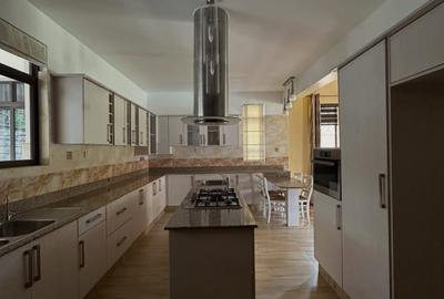 5 Bed Townhouse with En Suite in Lavington - 4