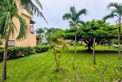 3 Bed Apartment with En Suite at Greenwood Drive - 2