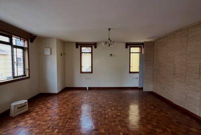 5 Bed Townhouse with En Suite in Lavington - 4