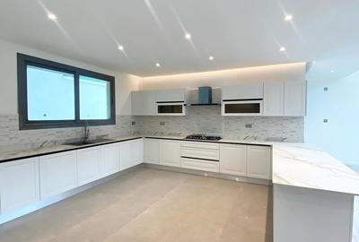 5 Bed Townhouse with En Suite at Lavington - 4