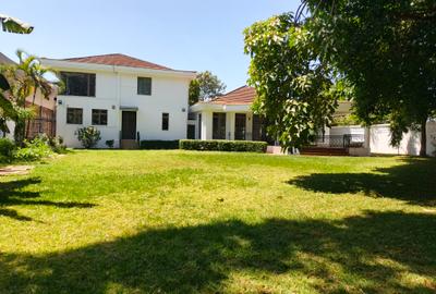 5 Bed House with En Suite in Runda