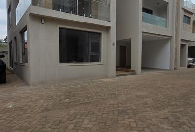 6 Bed House with En Suite in Lavington - 3