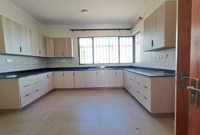 5 Bed Villa with En Suite in Westlands Area - 2