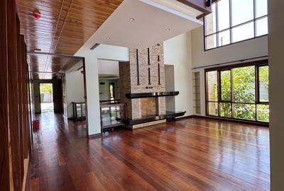 4 Bed Villa with Swimming Pool in Runda - 2