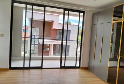 5 Bed Townhouse with En Suite in Lavington - 2
