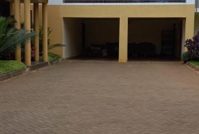 5 Bed Townhouse with En Suite in Karen Hardy - 3