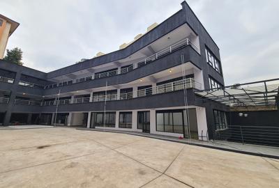 325 ft² Shop with Service Charge Included at 1St Parklands