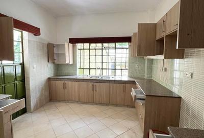 5 Bed Townhouse with En Suite in Lavington - 3
