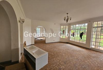 5 Bed House with En Suite in Runda