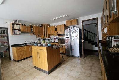 5 Bed House with En Suite in Runda - 4