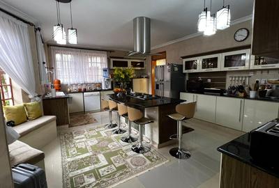 5 Bed House with En Suite in Runda