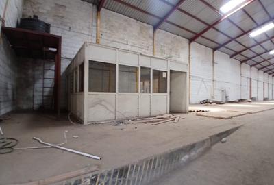 14,000 ft² Warehouse with Parking in Industrial Area - 3