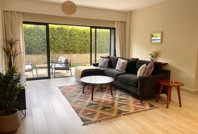 Serviced 2 Bed Apartment with En Suite in Riverside