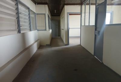 20,000 ft² Warehouse with Parking in Industrial Area - 2