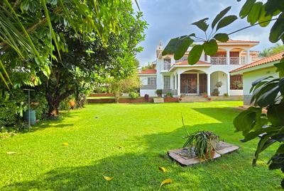 5 Bed House with En Suite in Runda - 2