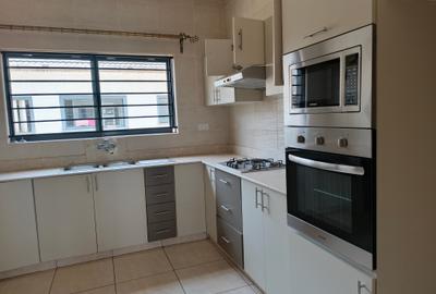 2 Bed Apartment with En Suite in Rhapta Road