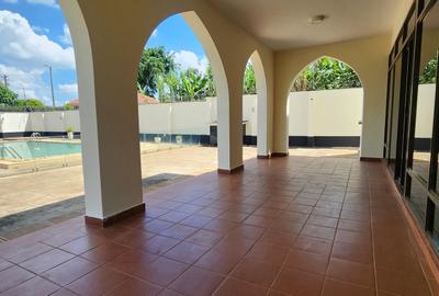 5 Bed House with En Suite in Runda