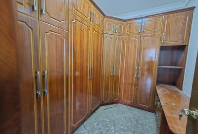 5 Bed House with En Suite in Runda