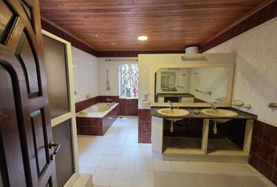 4 Bed House with En Suite at Hillview - 4