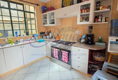 4 Bed House with En Suite in Lavington - 2